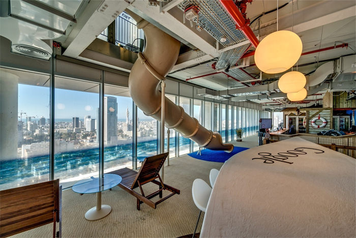 O Google sempre foi reconhecido como uma empresa à frente do seu tempo. No escritório de Te Aviv, a escada foi substituída por um tobogã e uma vista maravilhosa com decoração marítima.