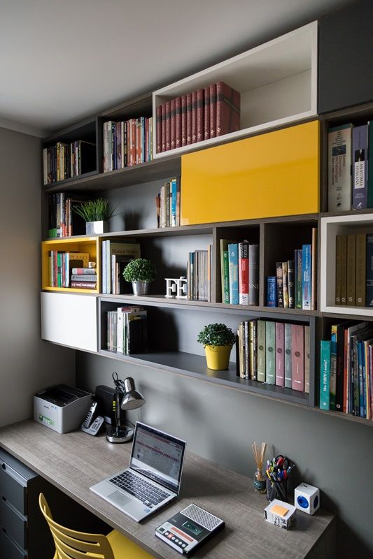 As prateleiras ajudam a otimizar o espaço e a manter tudo organizado no home office.