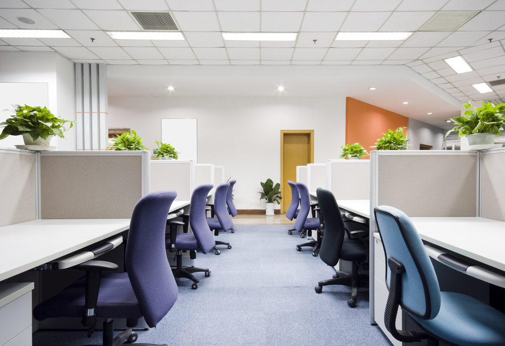 A iluminação deve ser pensada de modo a facilitar às rotinas produtivas de um escritório
