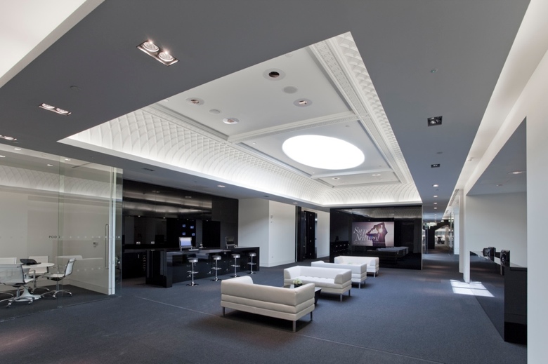 Na iluminação indireta a luz reflete é absorvida no teto e refletida de forma uniforme no ambiente.