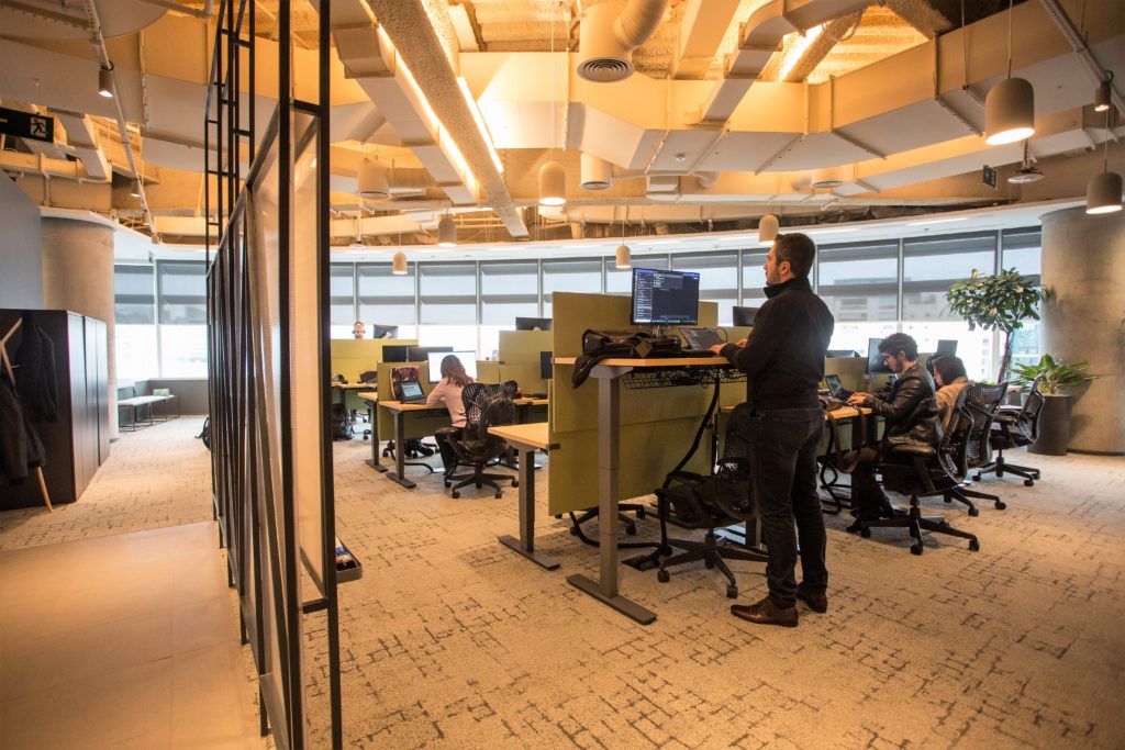 A nova sede da Microsoft em São Paulo conta com estações de trabalho inteligente e espaços abertos que dão liberdade para os colaboradores trabalharem onde quiserem. (Foto: Divulgação)