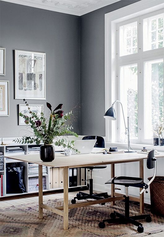 O cinza é um meio termo entre o branco e o preto e é uma cor muito usada para compor ambientes contemporâneos e sofisticados.