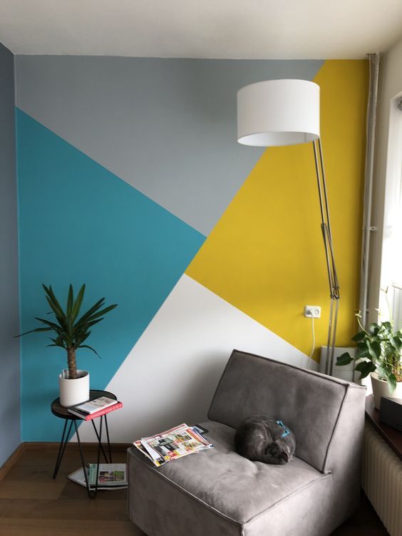 Uma parede geométrica com mistura de cores vai ser um diferencial na decoração do ambiente de trabalho. Mas, é essencial que as cores combinem entre si.
