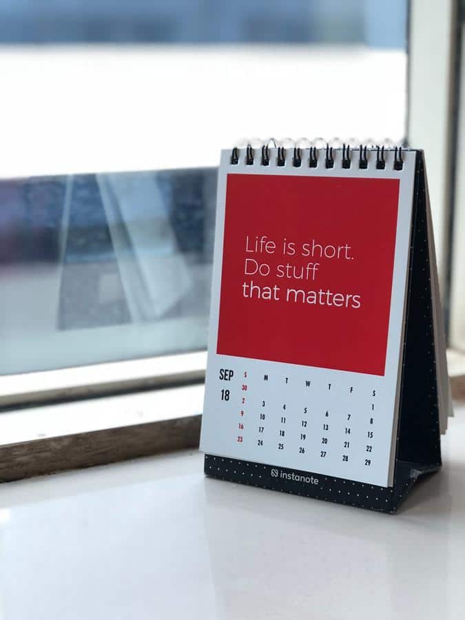 O calendário é um item presente em todas as mesas de trabalho. Ele pode ser de diversos tipos e modelos.