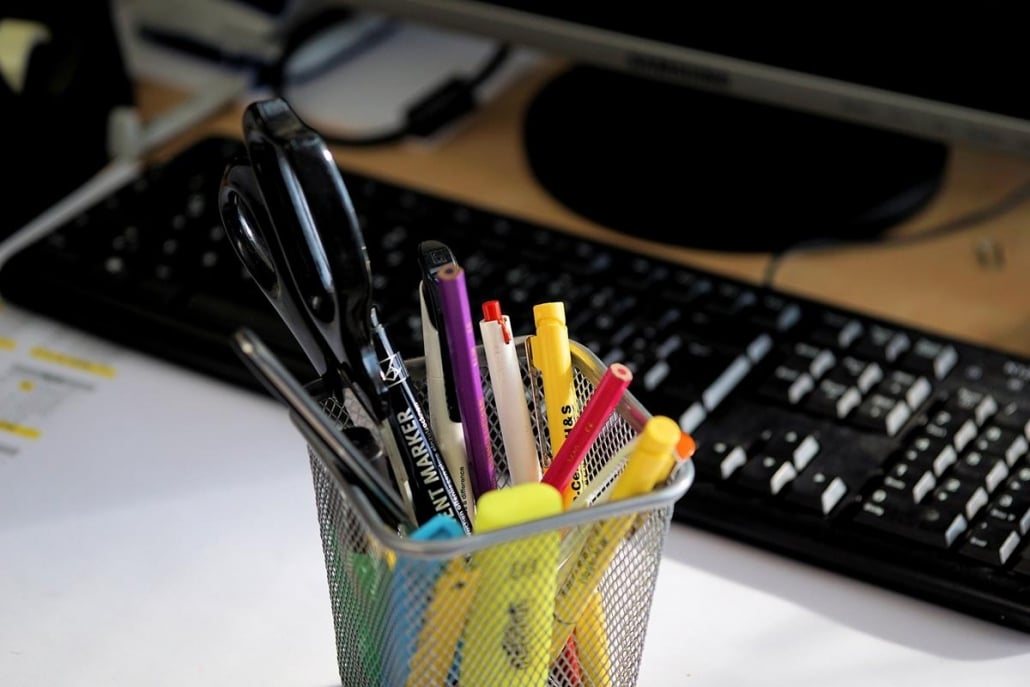 As canetas, lápis e demais materiais usados para a escritas devem ser colocados em um organizador próprio em cima da mesa.