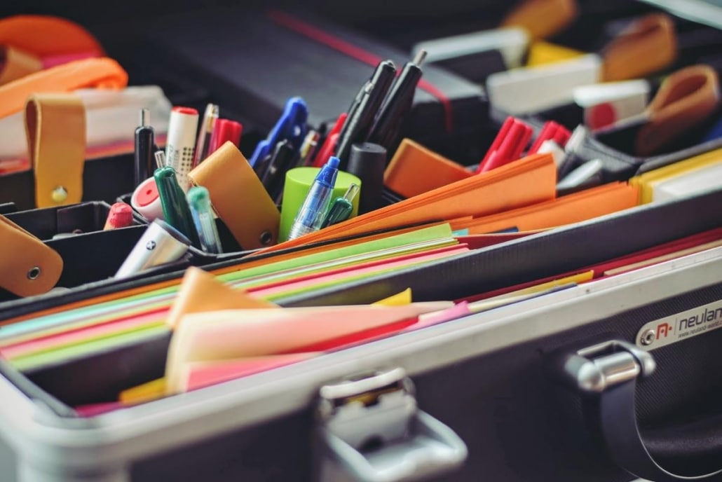 Post-its, canetas, lapiseiras, organizadores e entre outros itens são indispensáveis na rotina de um escritório.