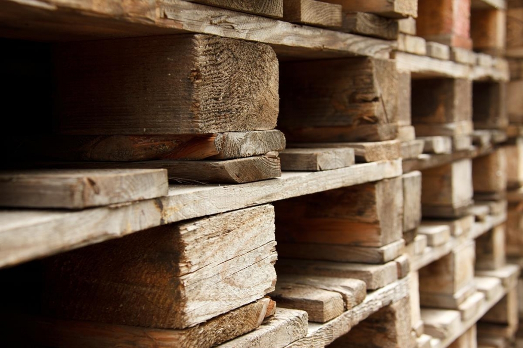 O uso de madeira de demolição é uma das opções sustentáveis que podem ser adotadas pela empresa.