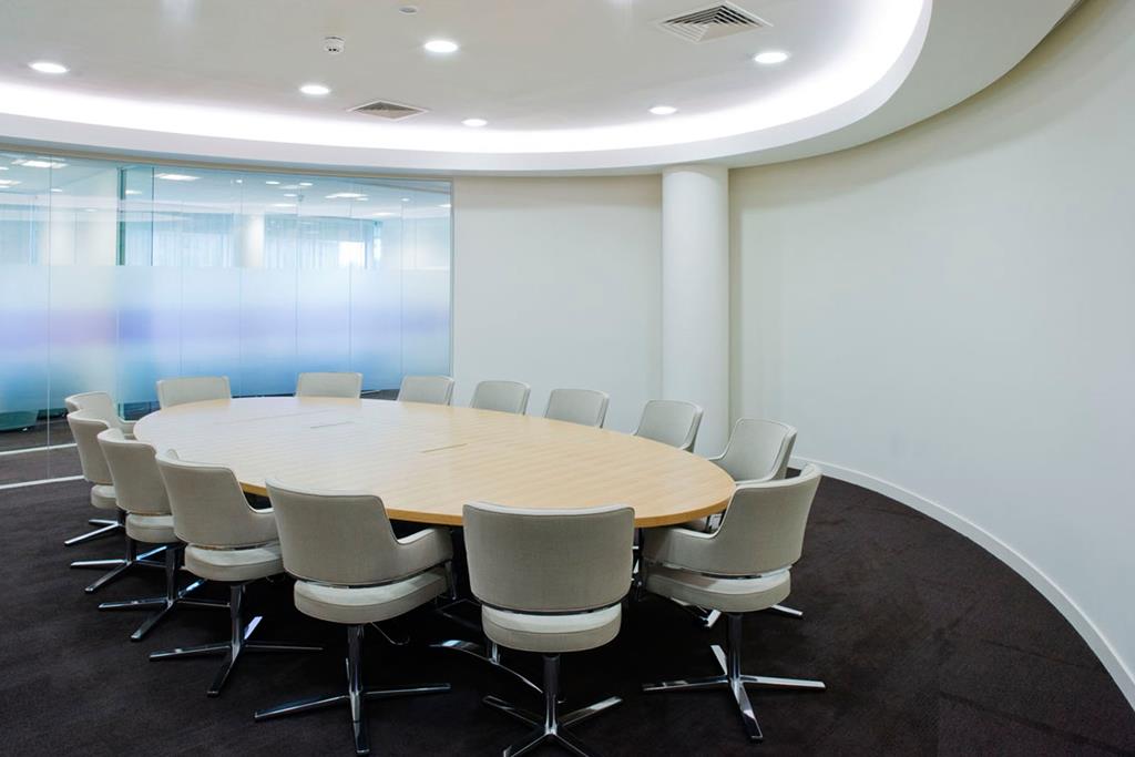 embora o modelo de mesa mais usado dentro de salas de reuniões seja o retangular, algumas empresas optam pelos modelos ovais