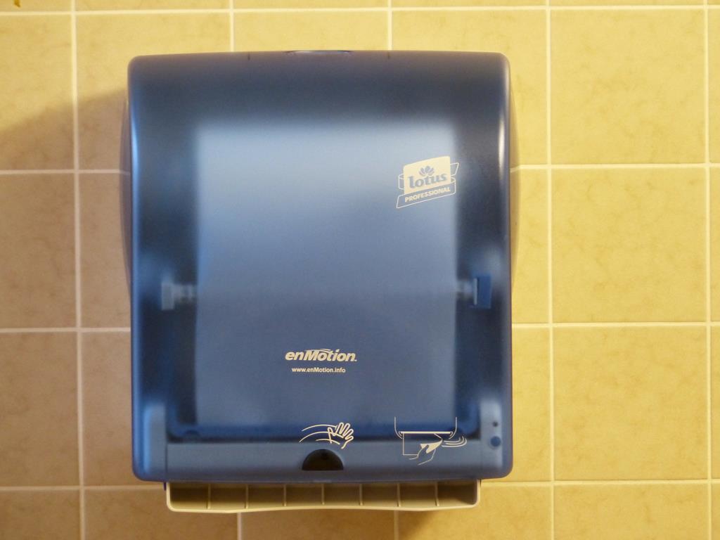 os dispensers de papel toalha para a secagem das mãos são bastante comuns dentro de banheiros corporativos