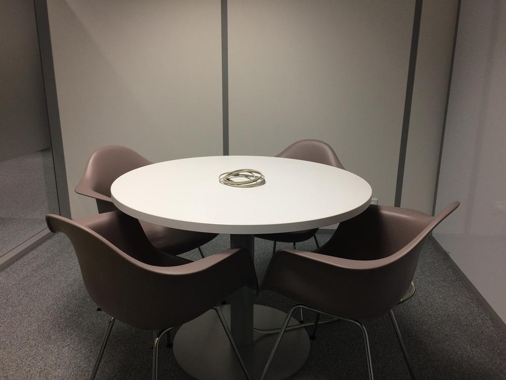 as mesas redondas costuma ocupar um espaço menor dentro do ambiente