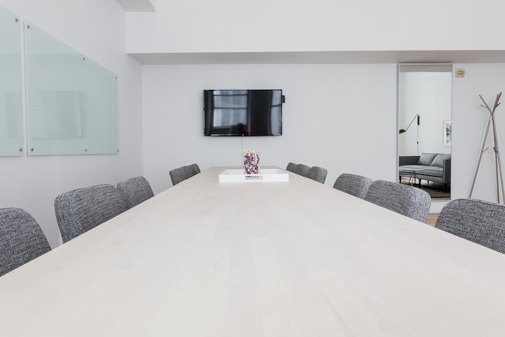 a mesa da sala de reunião deve ser elegante e de qualidade, já que esse item é a primeira coisa que chama a atenção de quem entra no ambiente