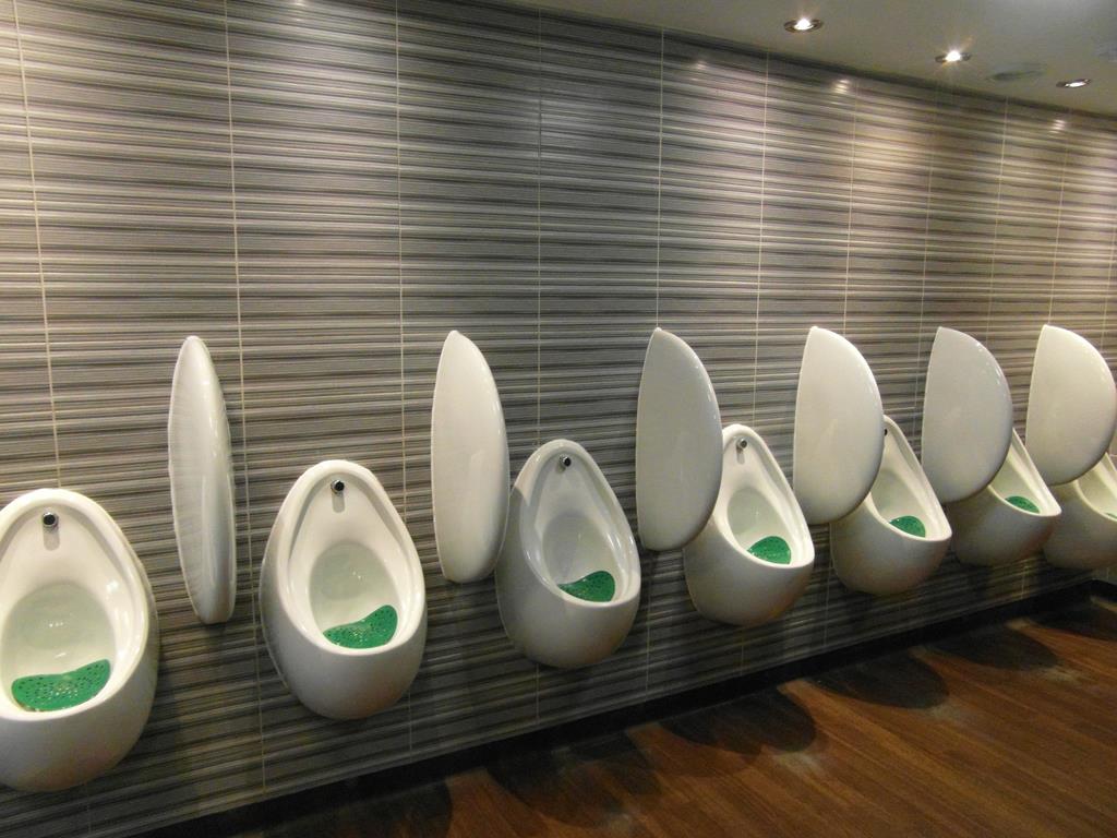 na hora de calcular os sanitários do banheiro masculino, lembre-se que 50% da quantidade deve ser destinada aos mictórios