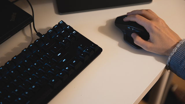 a posição dos braços do colaborador em relação ao mouse e teclado também é importante