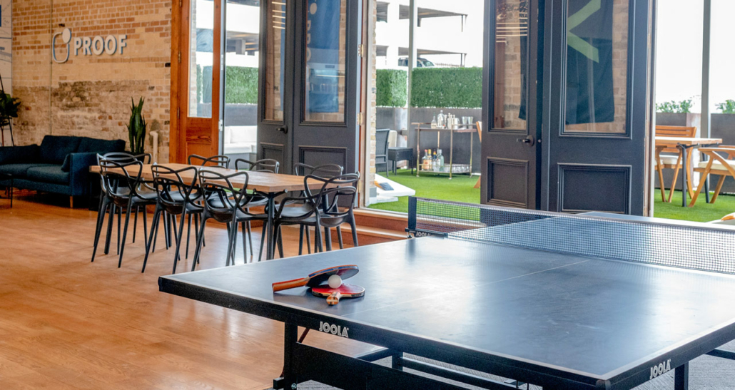 ambientes multifuncionais com mesa de ping pong e espaço para reunião