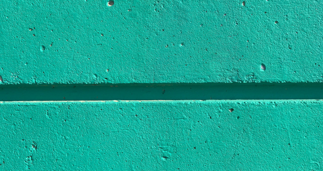 parede de concreto pintada de azul