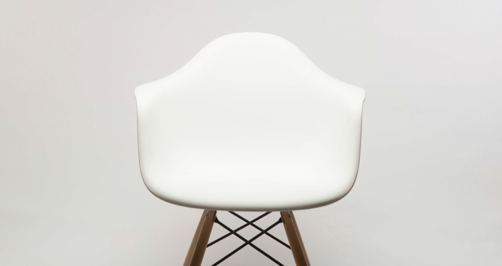 cadeira branca básica representando o estilo minimalista