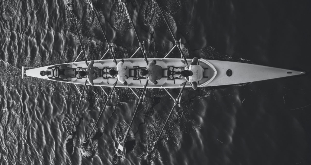 esportistas em canoa disputando prova com liderança