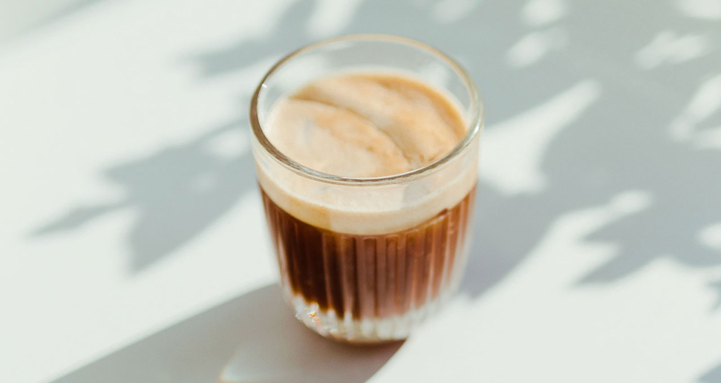 café no meio da rotina de trabalho para descansar