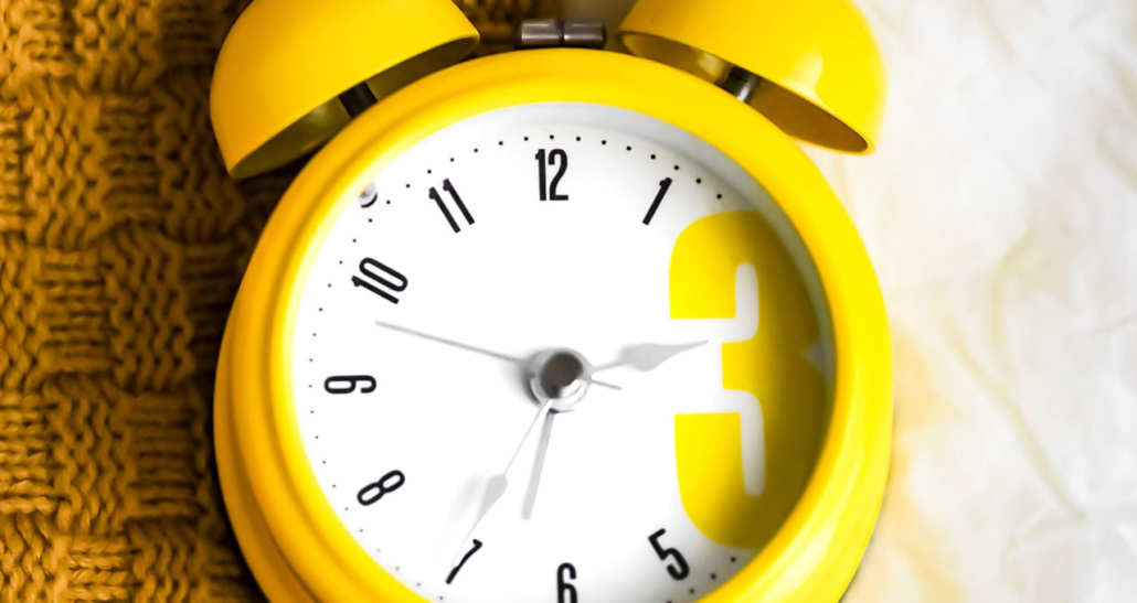relógio amarelo e a rotina de trabalho