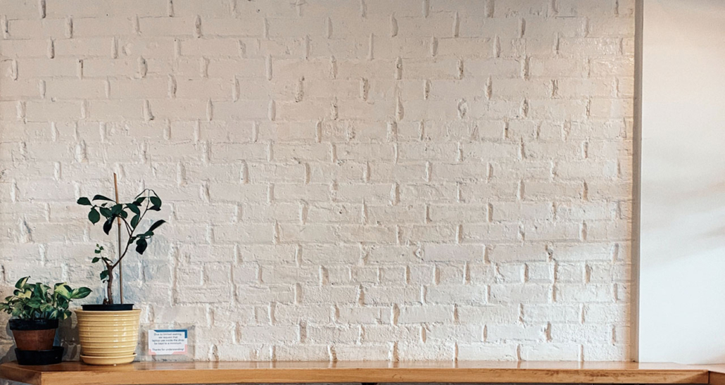 aplicação de tijolo branco na parede