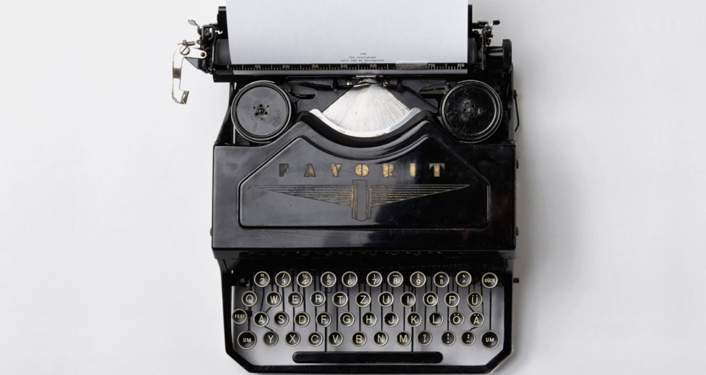 máquina de escrever no fundo branco