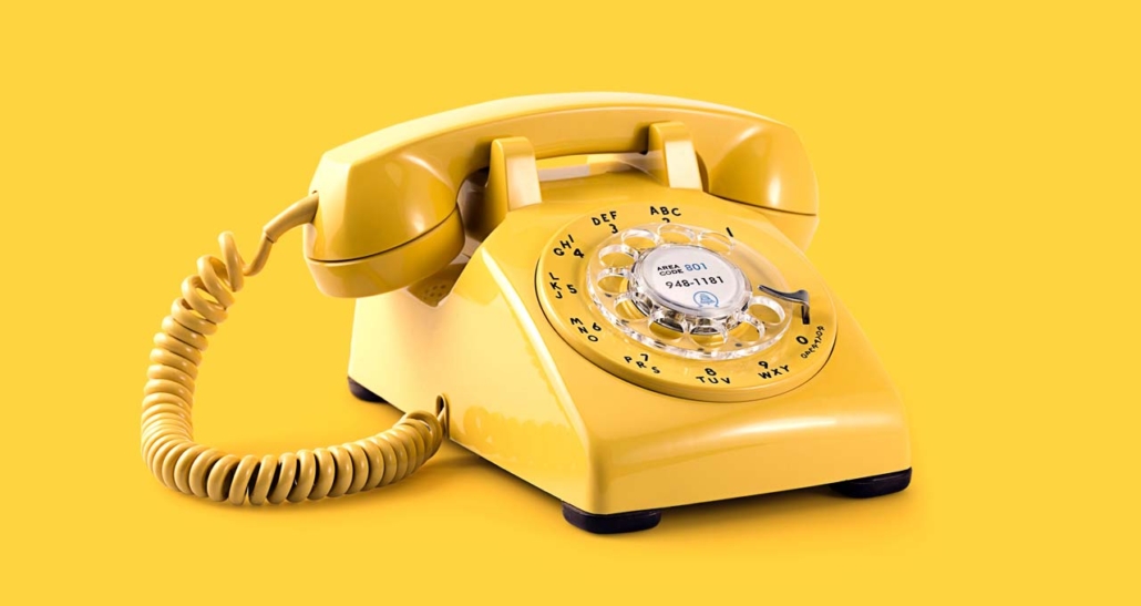 comunicação interna representada por um telefone amarelo