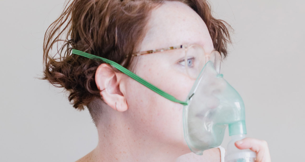 pessoa com asma por umidade na parede