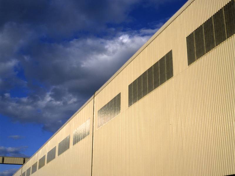 Lateral galpão industrial.